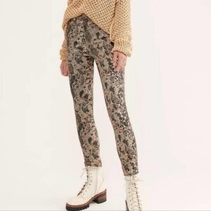 WE THE FREE NWT size 24 Jeggings in Two Faced Snakeskin print